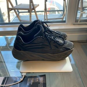 Adidas Yeezy 700 V2 Vanta